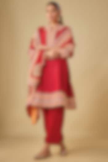 Red Chanderi Silk Kashmiri Tilla Embroidered Kurta Set by Sheetal Batra at Pernia's Pop Up Shop
