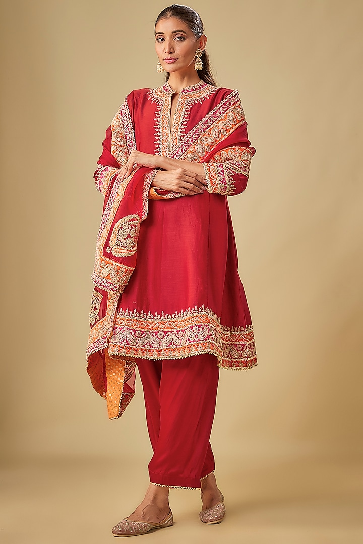 Red Chanderi Silk Kashmiri Tilla Embroidered Kurta Set by Sheetal Batra at Pernia's Pop Up Shop