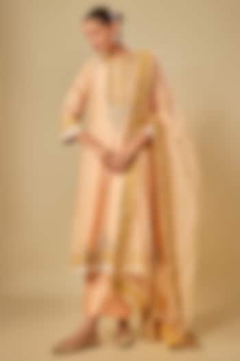 Peach Silk Chanderi Kashmiri Tilla Embroidered Kurta set by Sheetal Batra at Pernia's Pop Up Shop