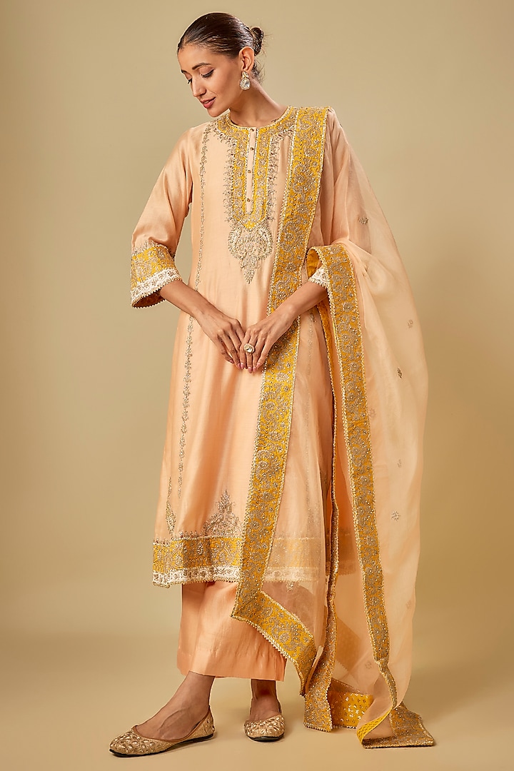 Peach Silk Chanderi Kashmiri Tilla Embroidered Kurta set by Sheetal Batra at Pernia's Pop Up Shop
