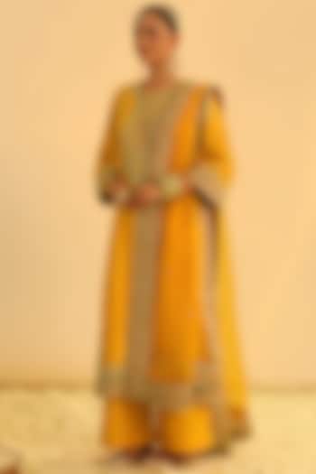 Mustard Silk Chanderi Kundan Applique Embroidered Kurta Set by Sheetal Batra at Pernia's Pop Up Shop