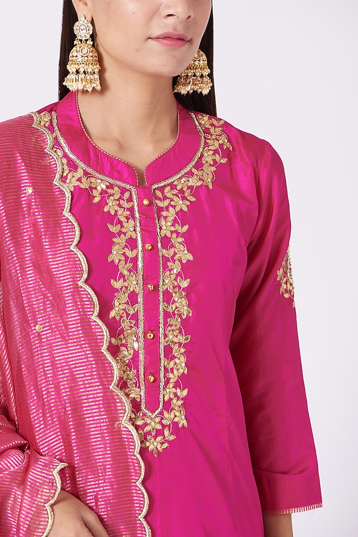 Fuchsia Embellished Short Kurta Set by Sheetal Batra at Pernia's Pop Up Shop