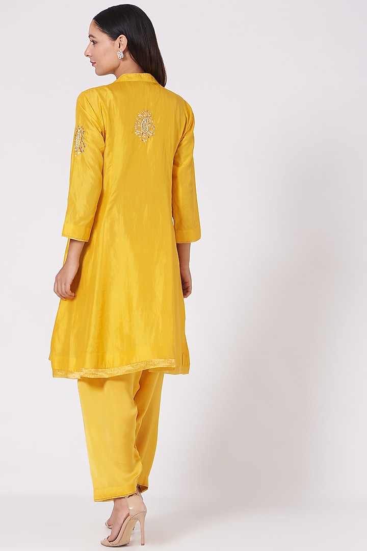 Mustard Gota Embellished Short Kurta Set by Sheetal Batra at Pernia's Pop Up Shop
