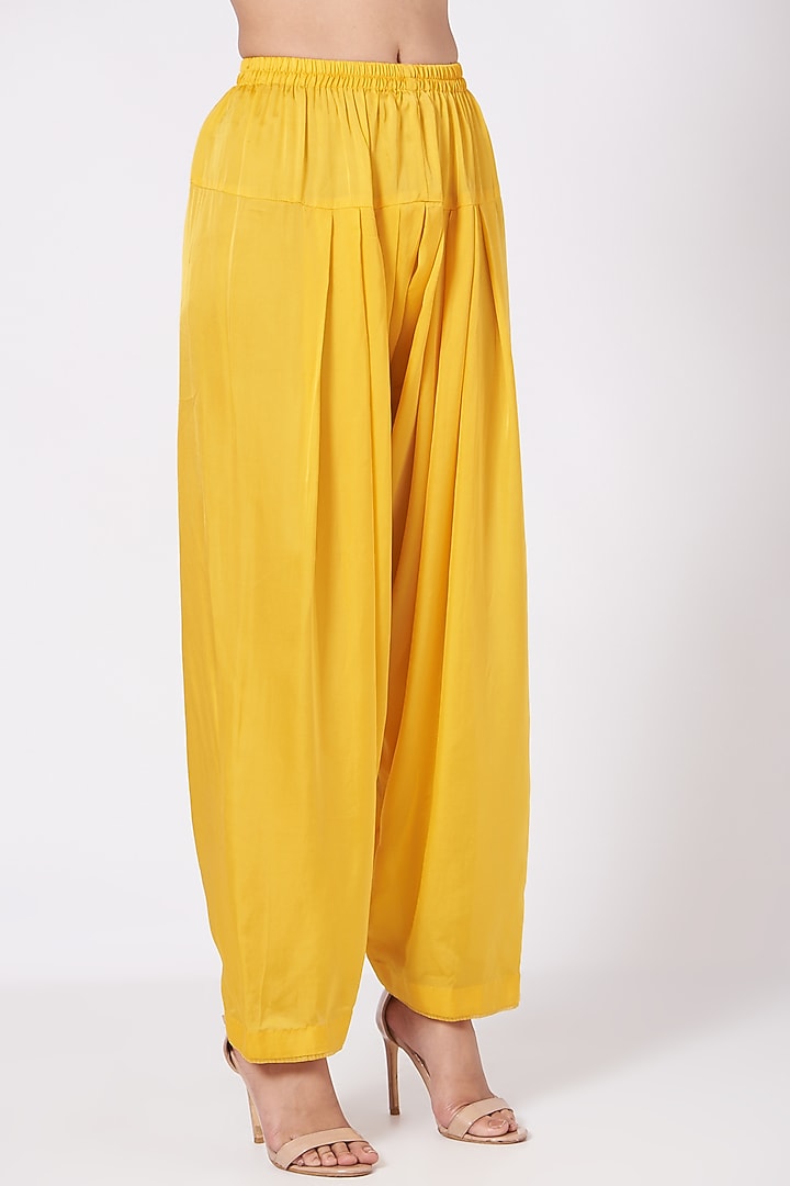 Mustard Gota Embellished Short Kurta Set by Sheetal Batra at Pernia's Pop Up Shop