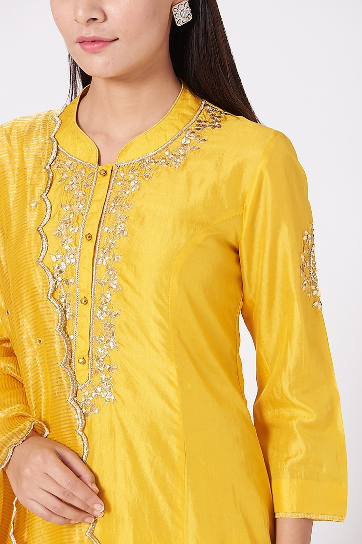 Mustard Gota Embellished Short Kurta Set by Sheetal Batra at Pernia's Pop Up Shop