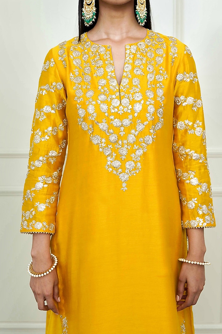 Glaze Mustard Tilla Embroidered Kurta Set by Sheetal Batra at Pernia's Pop Up Shop