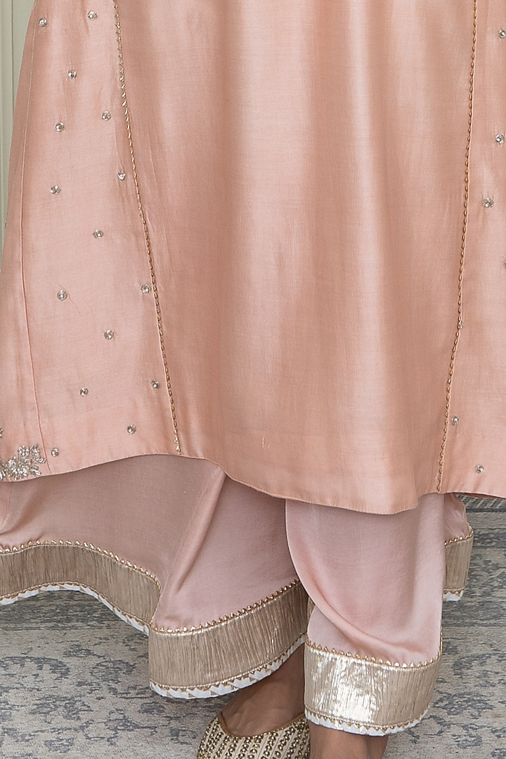 Pearl Pink Embroidered Chauga Kurta Set by Sheetal Batra at Pernia's Pop Up Shop