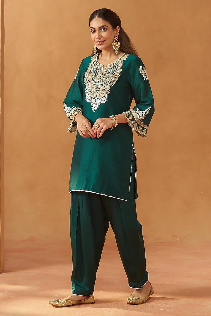 Emerald Green Silk Chanderi Kashmiri Tilla Embroidered Short Kurta Set by Sheetal Batra at Pernia's Pop Up Shop