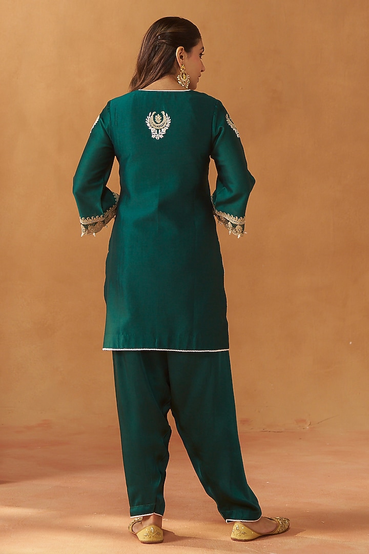 Emerald Green Silk Chanderi Kashmiri Tilla Embroidered Short Kurta Set by Sheetal Batra at Pernia's Pop Up Shop