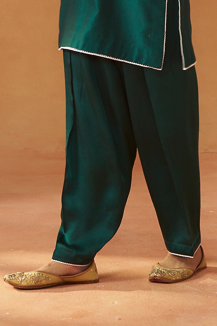 Emerald Green Silk Chanderi Kashmiri Tilla Embroidered Short Kurta Set by Sheetal Batra at Pernia's Pop Up Shop