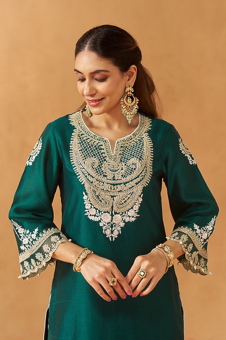 Emerald Green Silk Chanderi Kashmiri Tilla Embroidered Short Kurta Set by Sheetal Batra at Pernia's Pop Up Shop