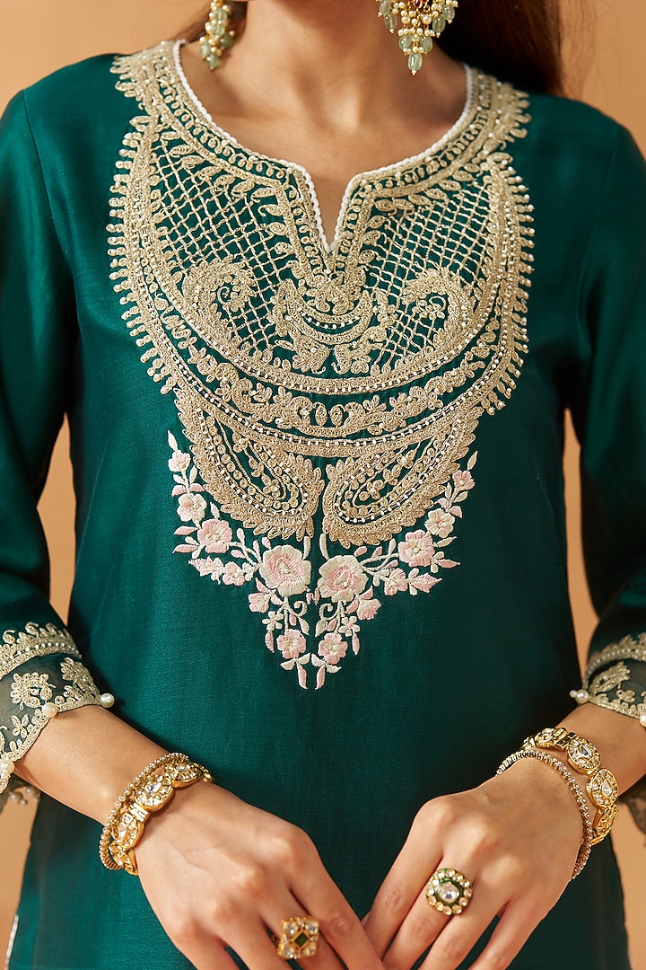 Emerald Green Silk Chanderi Kashmiri Tilla Embroidered Short Kurta Set by Sheetal Batra at Pernia's Pop Up Shop