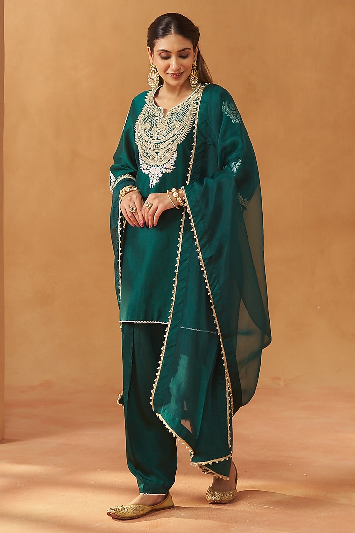 Emerald Green Silk Chanderi Kashmiri Tilla Embroidered Short Kurta Set by Sheetal Batra at Pernia's Pop Up Shop