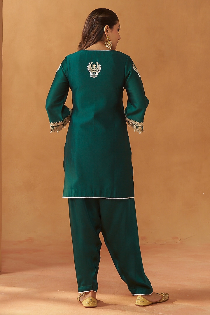 Emerald Green Silk Chanderi Kashmiri Tilla Embroidered Short Kurta Set by Sheetal Batra at Pernia's Pop Up Shop