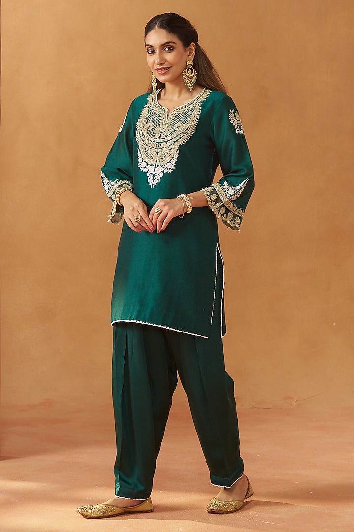 Emerald Green Silk Chanderi Kashmiri Tilla Embroidered Short Kurta Set by Sheetal Batra at Pernia's Pop Up Shop
