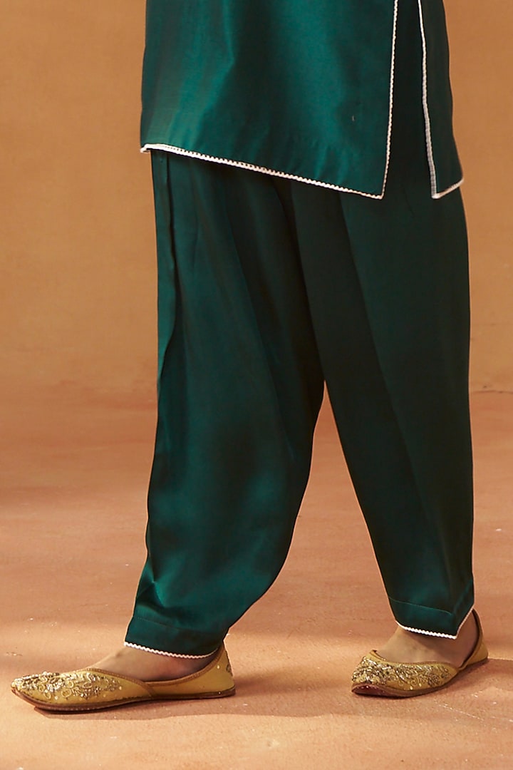 Emerald Green Silk Chanderi Kashmiri Tilla Embroidered Short Kurta Set by Sheetal Batra at Pernia's Pop Up Shop
