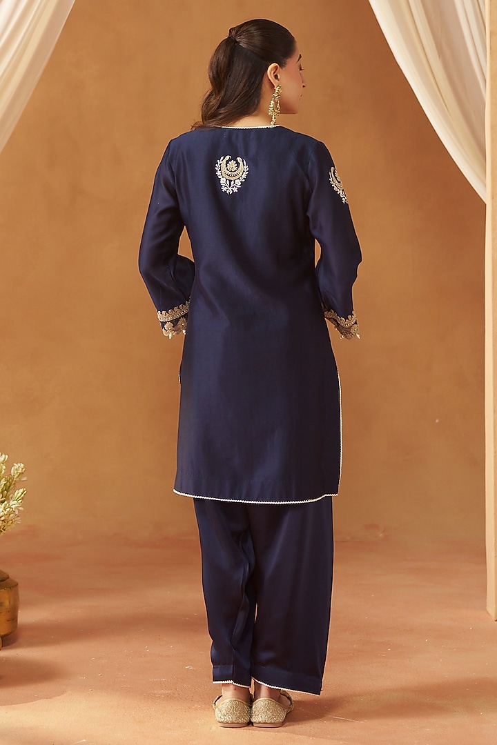 Deep Blue Silk Chanderi Kashmiri Tilla Embroidered Short Kurta Set by Sheetal Batra at Pernia's Pop Up Shop