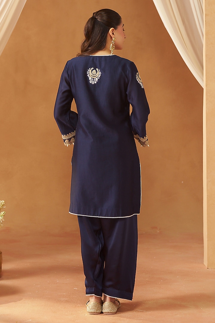 Deep Blue Silk Chanderi Kashmiri Tilla Embroidered Short Kurta Set by Sheetal Batra at Pernia's Pop Up Shop
