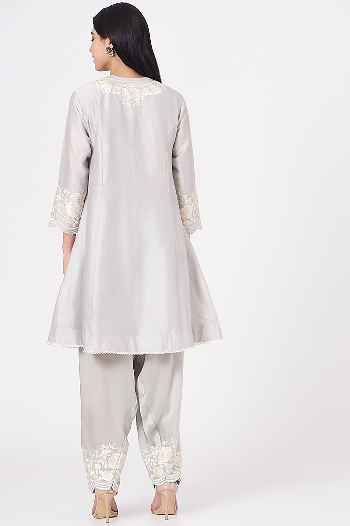 Grey Embroidered Kurta Set by Sheetal Batra at Pernia's Pop Up Shop