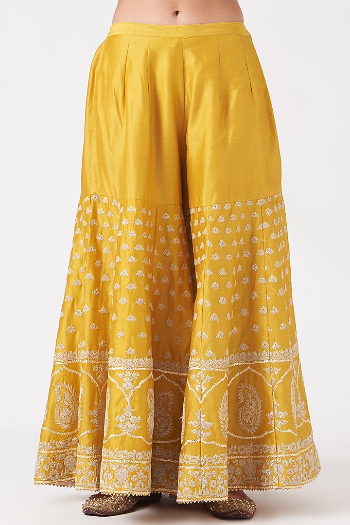 Glaze Mustard Pure Silk Chanderi Kashmiri Tilla Embroidered Gharara Set by Sheetal Batra at Pernia's Pop Up Shop