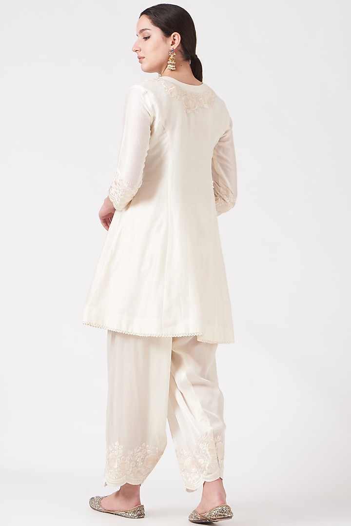 Daisy Ivory Parsi Gara Embroidered Short Kurta Set by Sheetal Batra at Pernia's Pop Up Shop