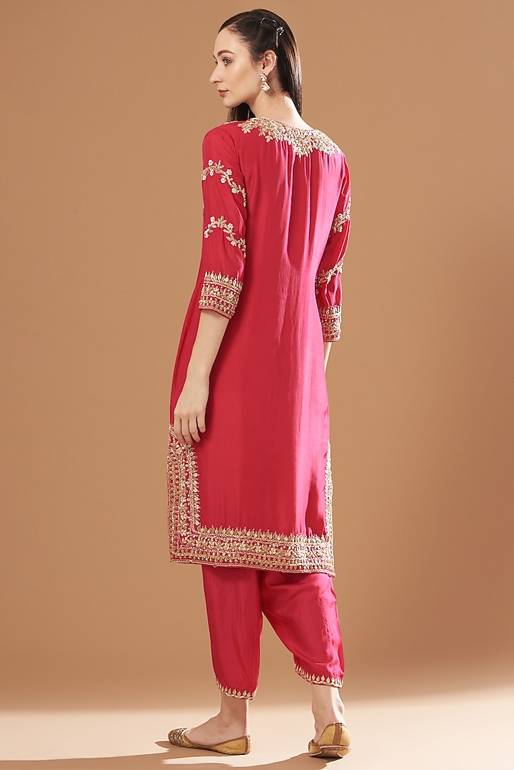 Fuchsia Embroidered Kurta Set by Sheetal Batra at Pernia's Pop Up Shop