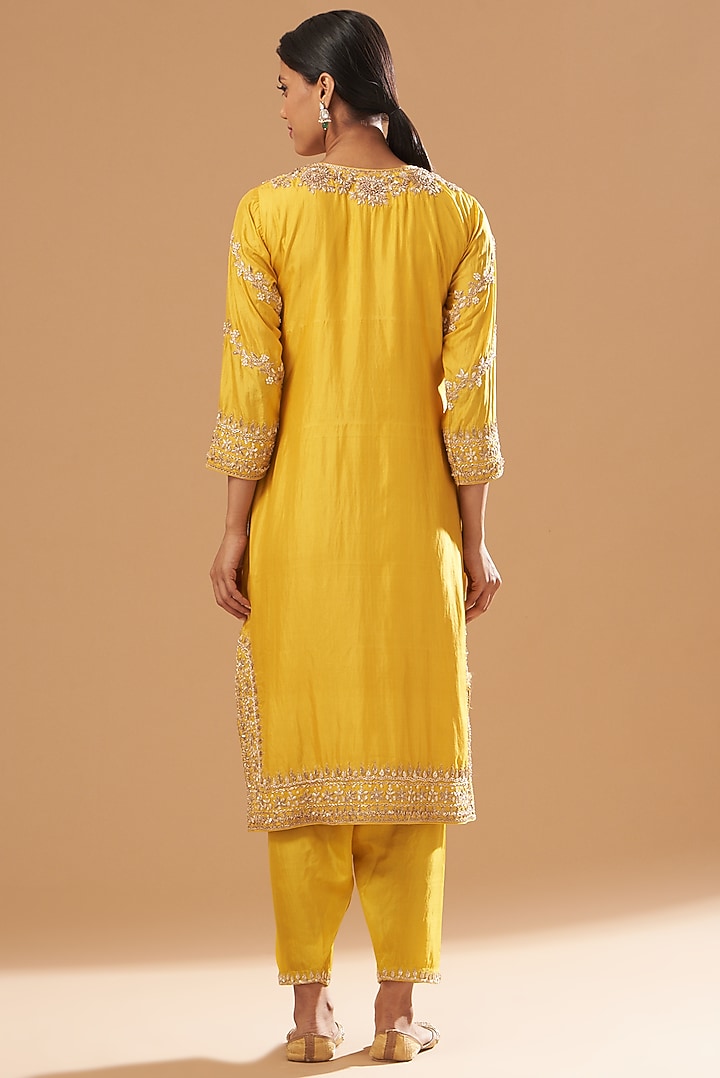 Mustard Embroidered Kurta Set by Sheetal Batra at Pernia's Pop Up Shop