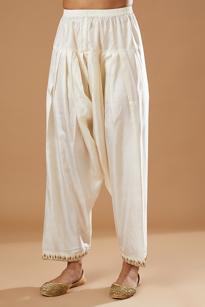 White Embroidered Kurta Set by Sheetal Batra at Pernia's Pop Up Shop