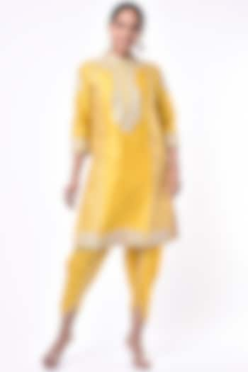 Mustard Embroidered Kurta Set by Sheetal Batra at Pernia's Pop Up Shop