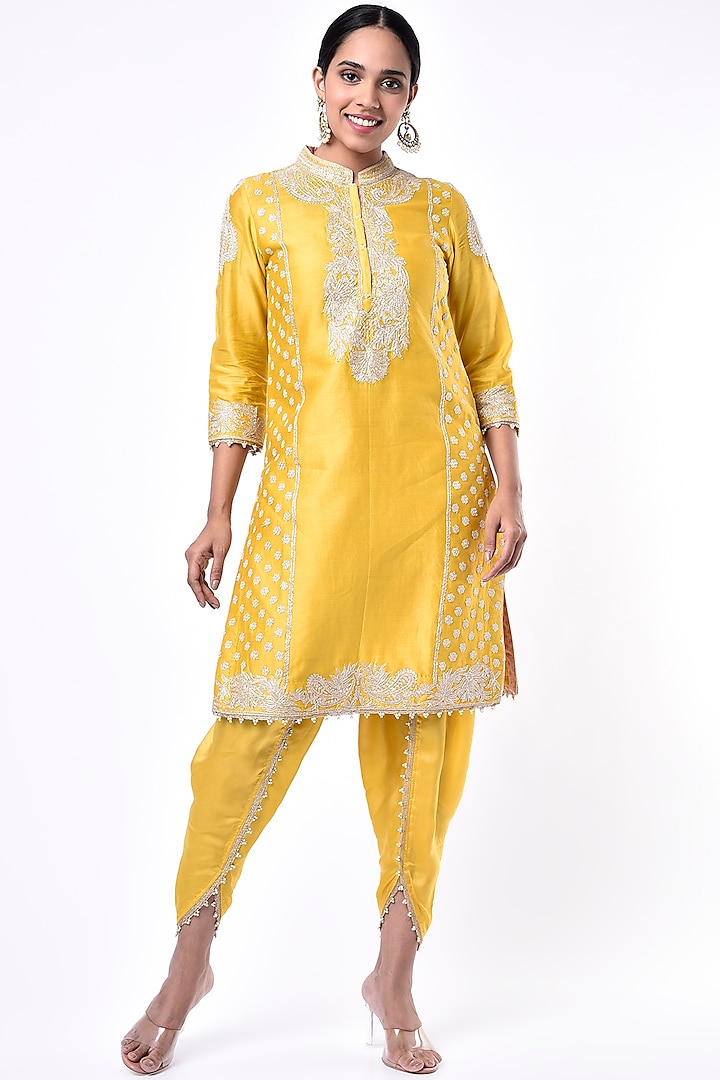 Mustard Embroidered Kurta Set by Sheetal Batra at Pernia's Pop Up Shop