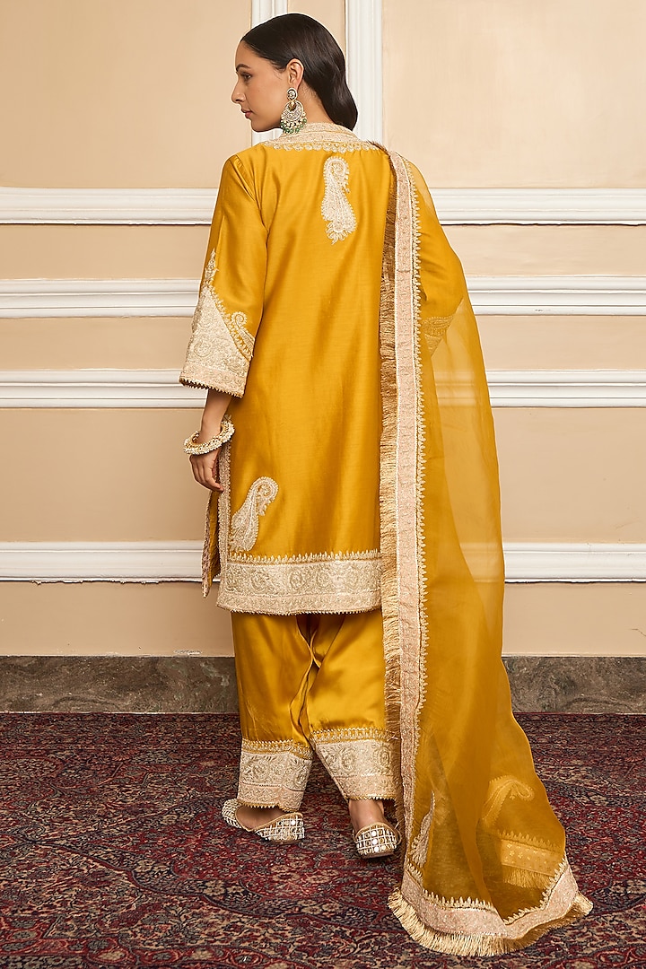Mustard Embroidered Kurta Set by Sheetal Batra at Pernia's Pop Up Shop