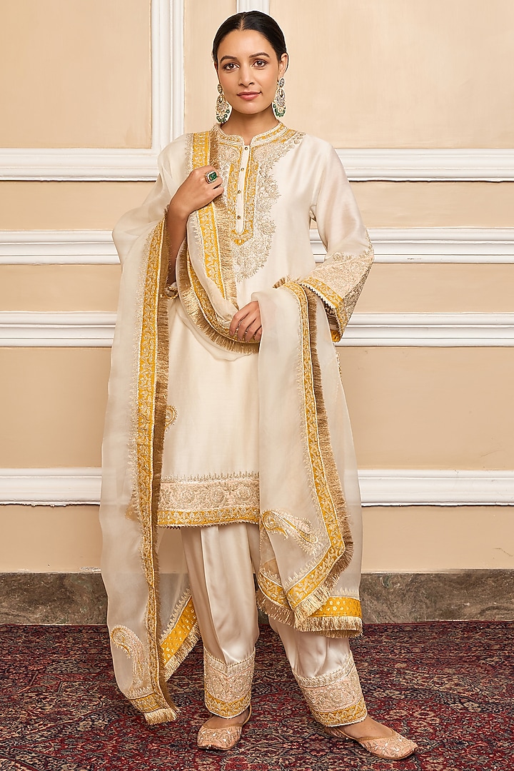 Ivory Embroidered Kurta Set by Sheetal Batra at Pernia's Pop Up Shop