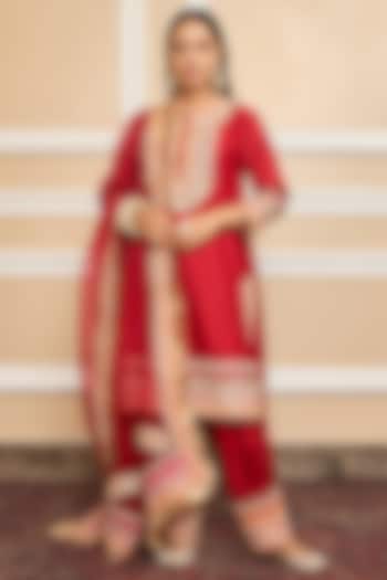 Deep Red Silk Chanderi Embroidered Kurta Set by Sheetal Batra at Pernia's Pop Up Shop