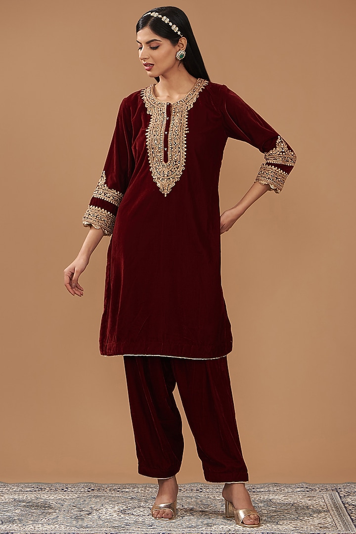 Maroon Silk Velvet Hand & Machine Embroidered Straight Kurta Set by Sheetal Batra at Pernia's Pop Up Shop