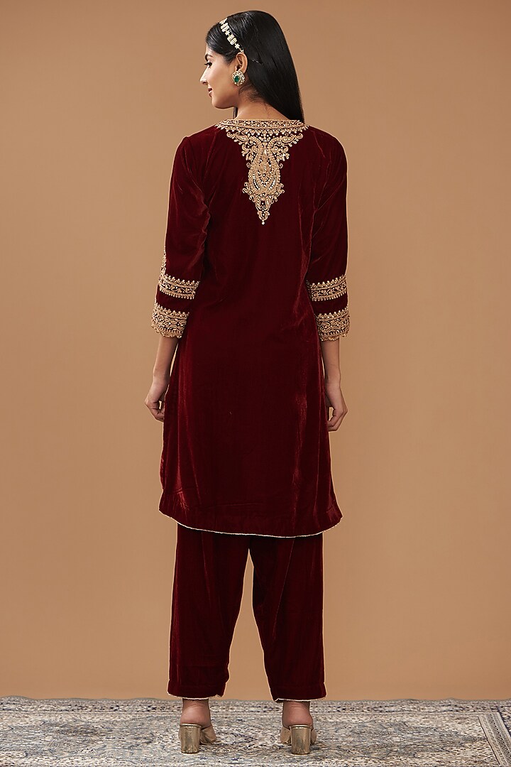 Maroon Silk Velvet Hand & Machine Embroidered Straight Kurta Set by Sheetal Batra at Pernia's Pop Up Shop