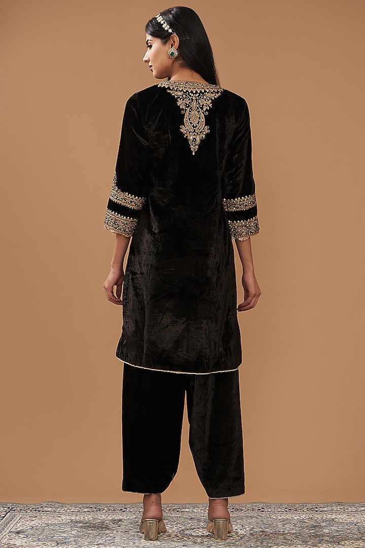 Black Silk Velvet Hand & Machine Embroidered Straight Kurta Set by Sheetal Batra at Pernia's Pop Up Shop