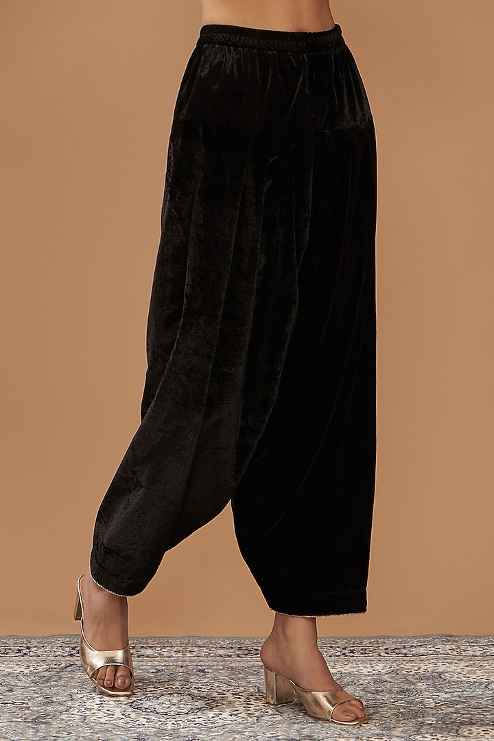 Black Silk Velvet Hand & Machine Embroidered Straight Kurta Set by Sheetal Batra at Pernia's Pop Up Shop