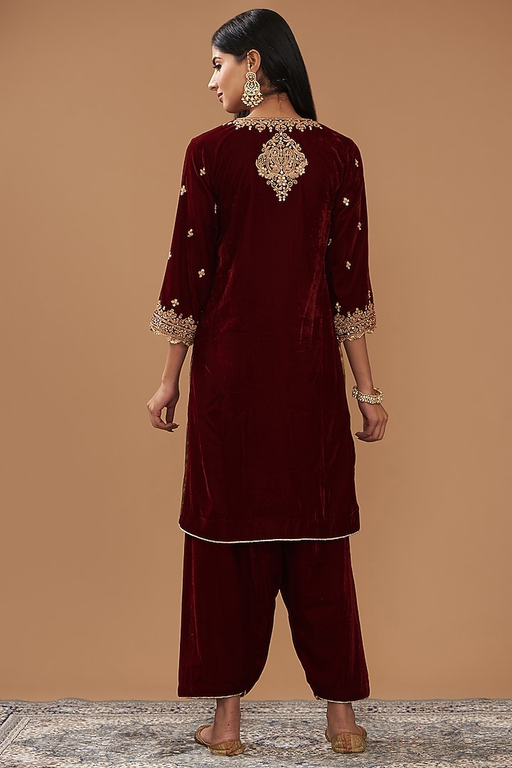 Maroon Silk Velvet Hand & Machine Embroidered Straight Kurta Set by Sheetal Batra at Pernia's Pop Up Shop