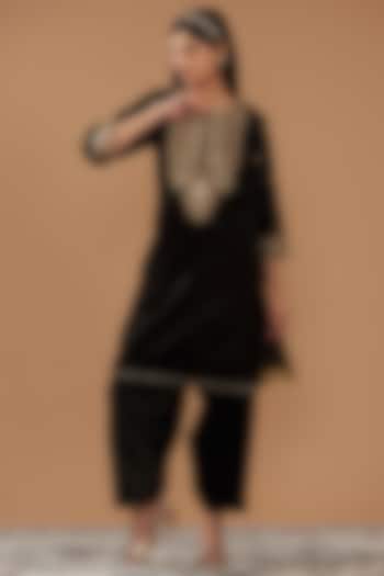 Black Silk Velvet Hand & Machine Embroidered Straight Kurta Set by Sheetal Batra at Pernia's Pop Up Shop