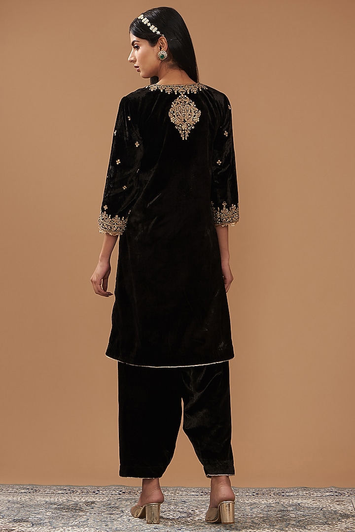 Black Silk Velvet Hand & Machine Embroidered Straight Kurta Set by Sheetal Batra at Pernia's Pop Up Shop