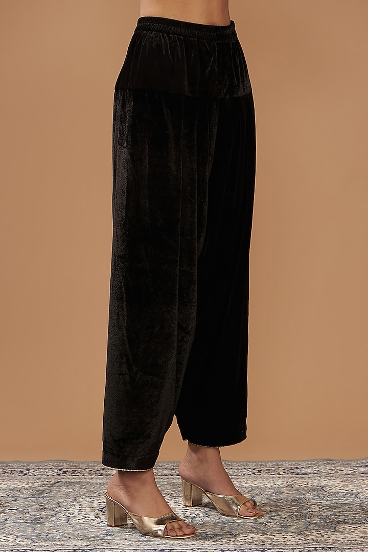 Black Silk Velvet Hand & Machine Embroidered Straight Kurta Set by Sheetal Batra at Pernia's Pop Up Shop