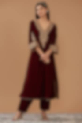 Maroon Silk Velvet Hand & Machine Embroidered Long Choga Kurta Set by Sheetal Batra at Pernia's Pop Up Shop