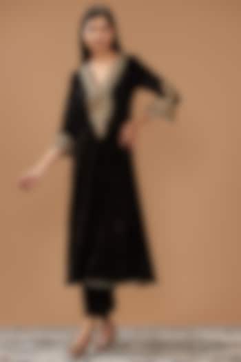 Black Silk Velvet Hand & Machine Embroidered Long Choga Kurta Set by Sheetal Batra at Pernia's Pop Up Shop