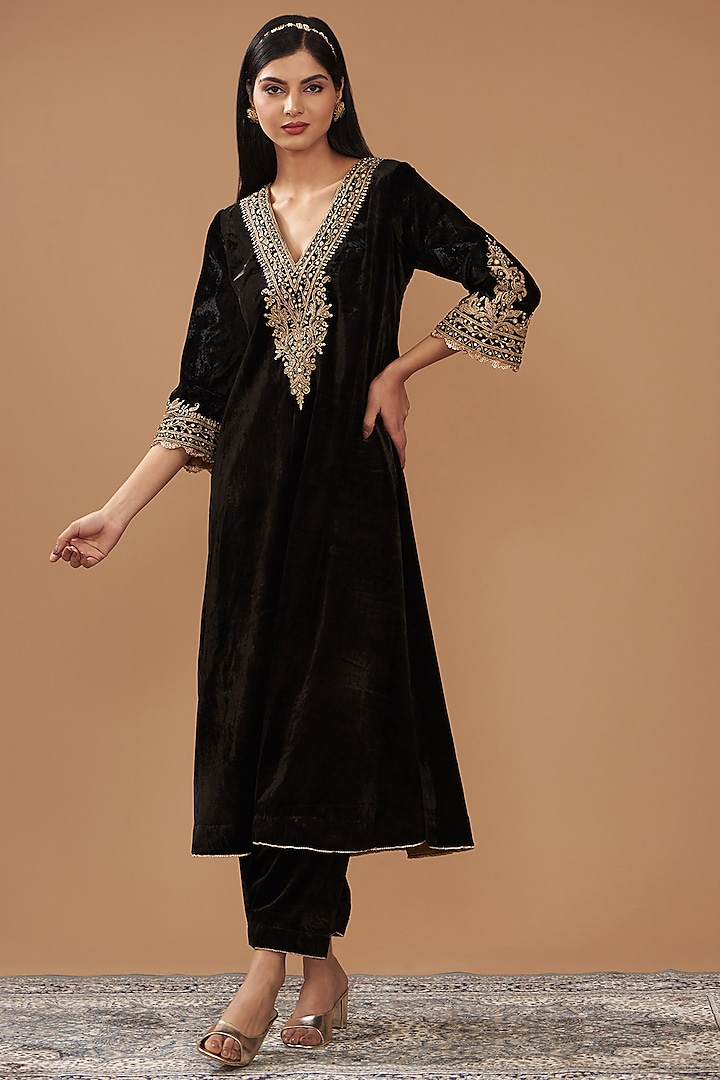 Black Silk Velvet Hand & Machine Embroidered Long Choga Kurta Set by Sheetal Batra at Pernia's Pop Up Shop