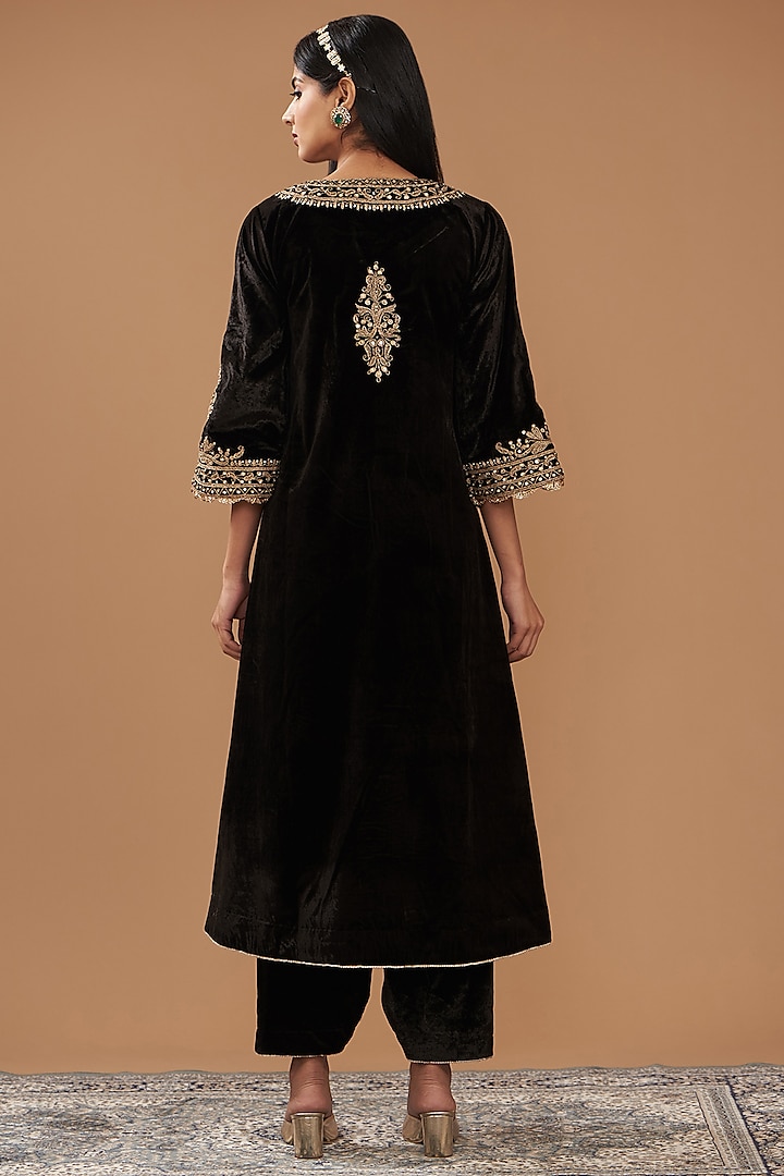 Black Silk Velvet Hand & Machine Embroidered Long Choga Kurta Set by Sheetal Batra at Pernia's Pop Up Shop