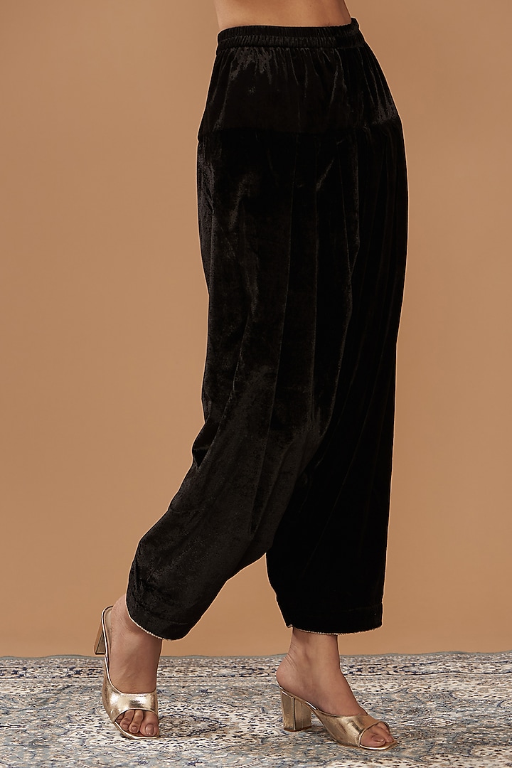 Black Silk Velvet Hand & Machine Embroidered Long Choga Kurta Set by Sheetal Batra at Pernia's Pop Up Shop