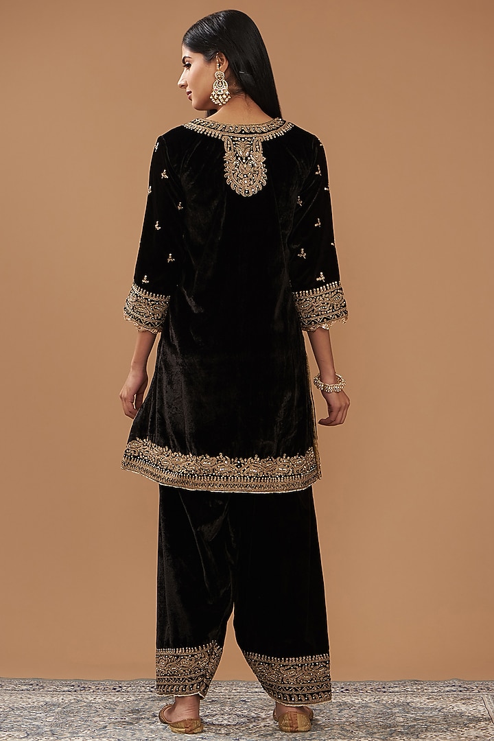 Black Silk Velvet Hand & Machine Embroidered Short Kurta Set by Sheetal Batra at Pernia's Pop Up Shop