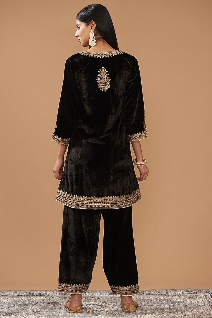 Black Silk Velvet Hand & Machine Embroidered Short Kurta Set by Sheetal Batra at Pernia's Pop Up Shop