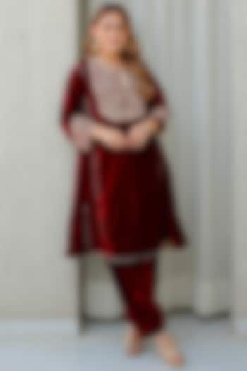 Maroon Silk Velvet Kiran Dori Embroidered Kurta Set by Sheetal Batra at Pernia's Pop Up Shop