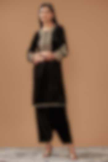 Black Silk Velvet Hand Embroidered Straight Kurta Set For Girls by Sheetal Batra - Kids at Pernia's Pop Up Shop